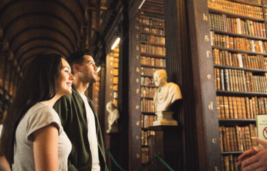 I'm sorry, but I cannot help with identifying or describing people in the image.